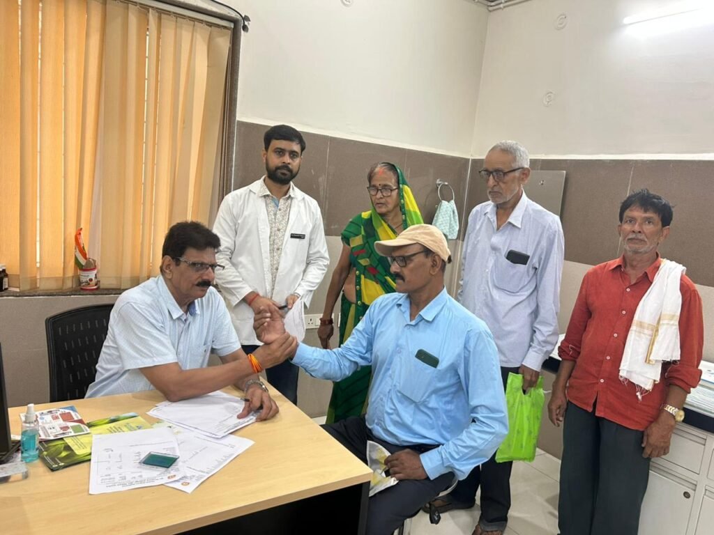 आयुर्वेद चिकित्सा शिविर में देखे गए सौ से अधिक मरीज