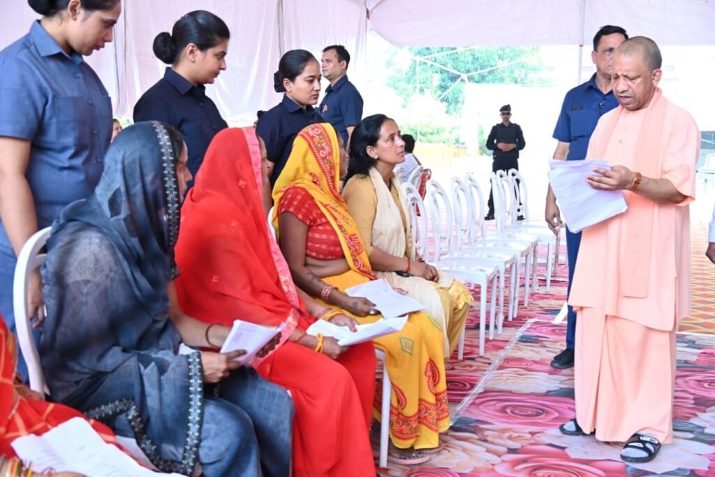 दबंगो से जमीन मुक्त करा उन्हें सिखाये कानूनी सबक – मुख्यमंत्री