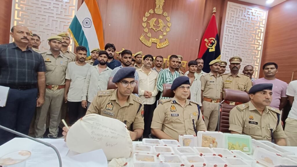 खजनी पुलिस आठ चोरों को दबोच किया चोरी का माल बरामद