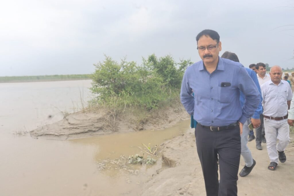 डीएम ने घाघरा/सरयू नदी के बाएं तट पर स्थित मदरहा-बेहराडाड़ी तटबंध (एमबीडी) का किया स्थलीय निरीक्षण, बाढ़ के दौरान सुरक्षा, सतर्कता एवं सुविधाओं की उपलब्धता सुनिश्चित बनाए रखने हेतु अधिशाषी अभियंता ड्रेनेज खंड सहित संबंधित अधिकारियों को दिये आवश्यक दिशा-निर्देश।
