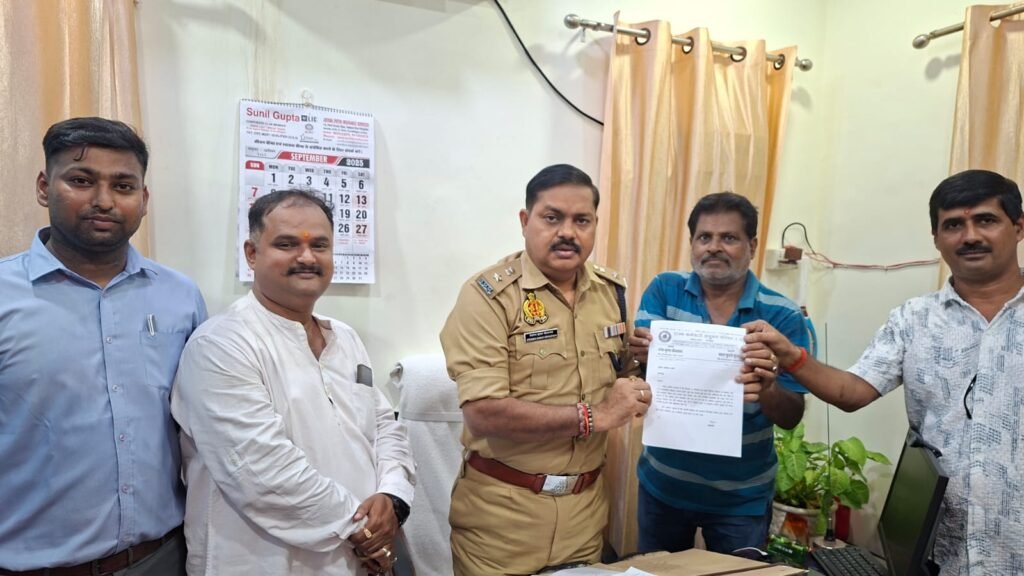 आरोपी फर्जी ठेकेदार की गिरफ्तारी हेतु परिषद ने वरिष्ठ पुलिस अधीक्षक को दिया ज्ञापन