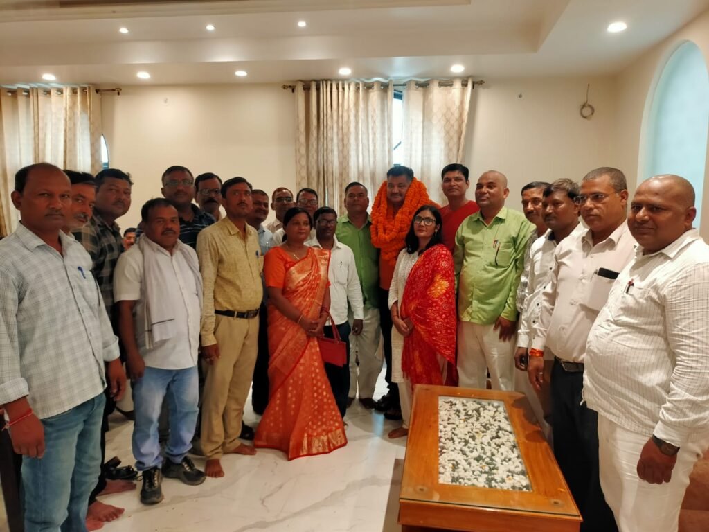 पिपरौली ब्लॉक के शिक्षामित्रों ने गोरखपुर ग्रामीण विधान सभा के विधायक का सम्मान व आभार प्रकट किया