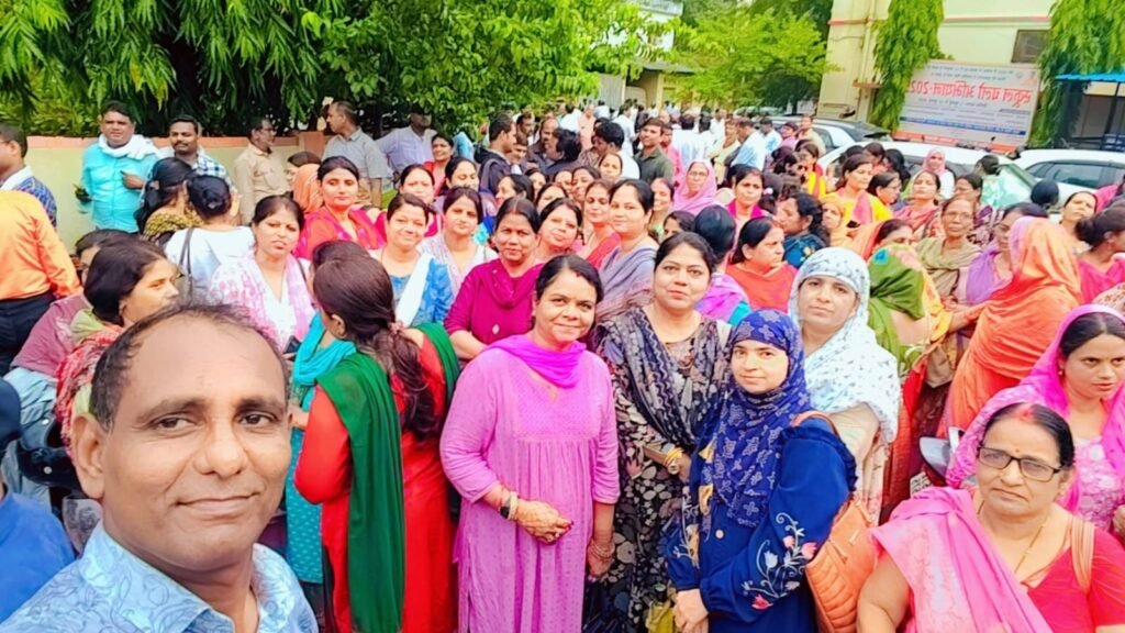 प्रधानमंत्री को जिलाधिकारी के माध्यम से मांडलिक मंत्री ज्ञानेंद्र ओझा के नेतृत्व में हजारों शिक्षकों ने अपनी नौकरी बचाने की मांग को लेकर सौंपा ज्ञापन