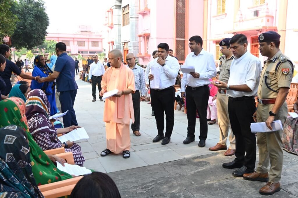 हर जरूरतमंद को दिलाएं कल्याणकारी योजनाओं का लाभ : सीएम योगी