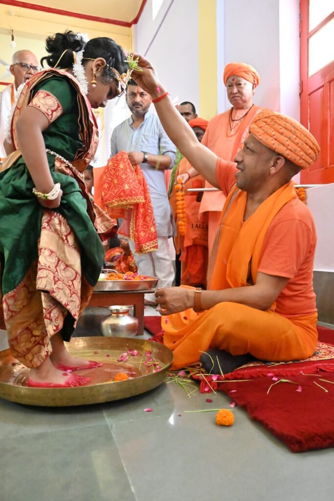 बेटियों के पांव पखार सीएम योगी ने की मातृ शक्ति की आराधना